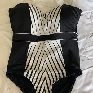 Beautiful one piece strapless bathing suit